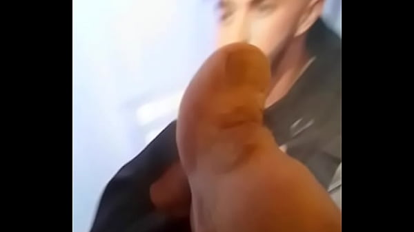 TV BITE14 : Un arabe interviewé un jeune gars mignon, dans son emission-tv …je m’astique la bite sans une capote, et commence à m’exciter sur ces 2 salopes…Le rebeux barbu se bouffe ma pin dans la gueule..puis c’est au tou