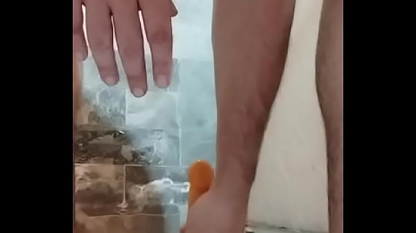 Usando juguetes con jaula de castidad y golpeando bolas