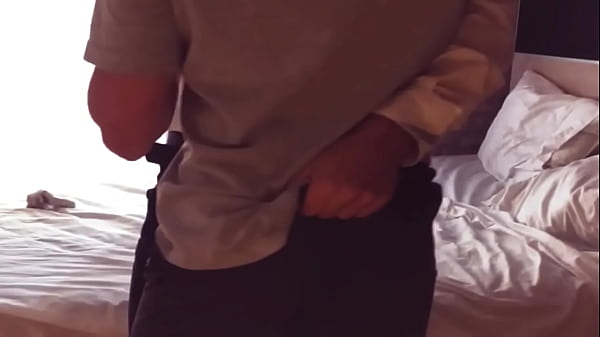 Vecino hetero religioso me folla cuando cuando su esposa se va de viaje