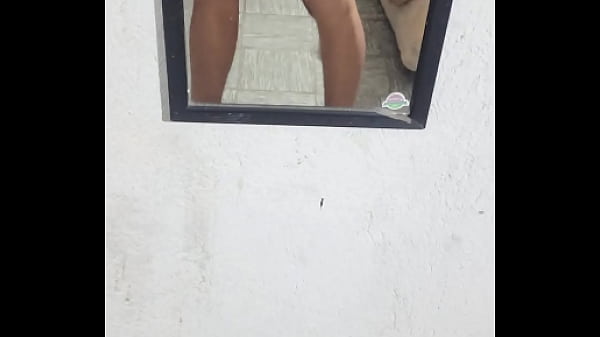 Culon de gdl metiéndose un desodorante por el ano