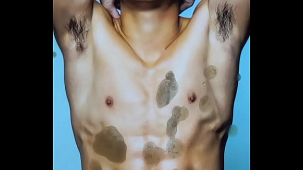 武尊の腹筋ににぶっかけ射精