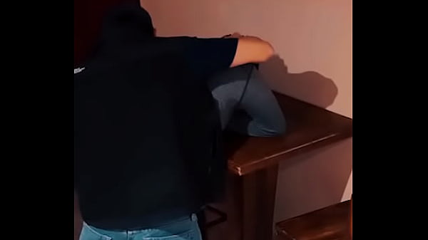 El repartidor de Pizza acepta follarme por darle mas propina resultó ser muy dominante