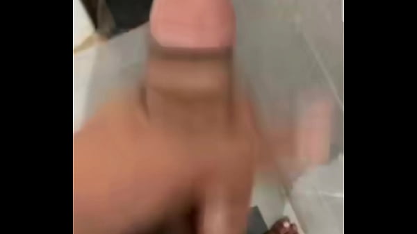 Exibindo o cuzinho na video chamada para estranho gozar