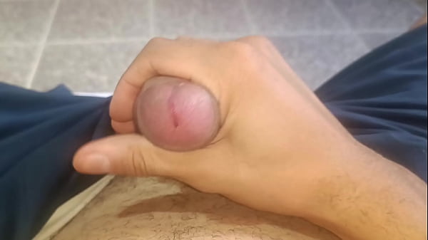 Gozando bem gostoso na sala