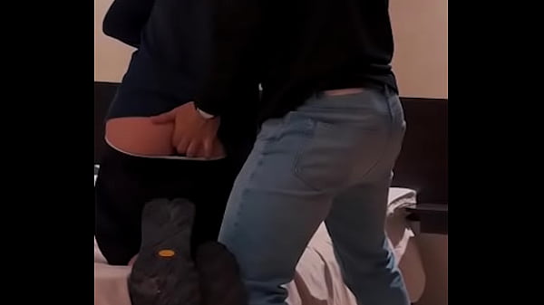 Invito a pasar al repartidor atlético de comida rápida a unos tragos y luego me folla salvajemente