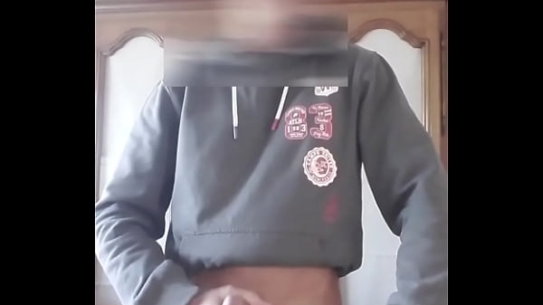 j’éjacule en frottant ma bite dans ma salive,