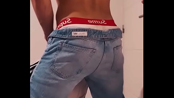 Le chupo el culo al hetero curioso y luego se prende y me folla después de unas copas en el bar