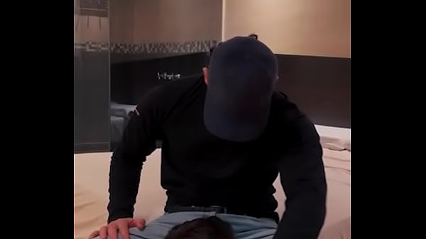 Le hago una mamada al repartidor de pizza por propina extra y me folla