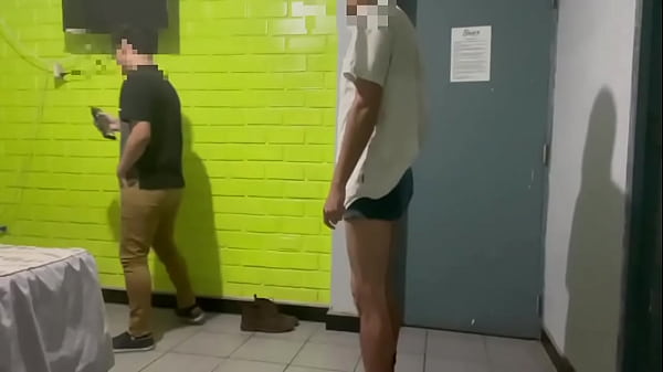 Maduro pide ayuda a recepción de su hospedaje por un problema técnico. El joven de Roomservice acude al llamado del hué…