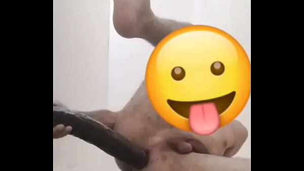 Magrinho brincando com o cuzinho