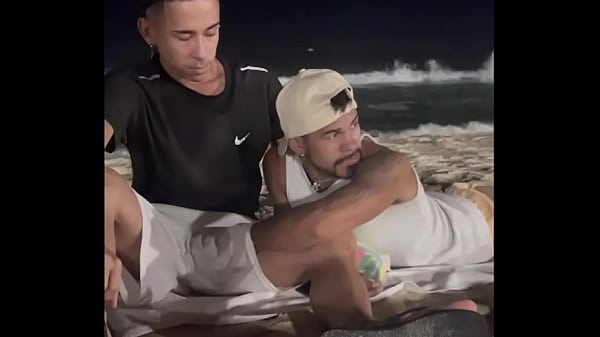 Mamou na praia em público