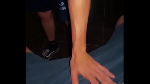 Mi compa espera a que su novia se vaya de viaje para follarme a pelo en su cama matrimonial