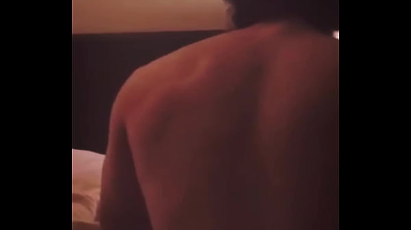 Mi compa hetero me deja mamar su verga para luego follarme fuerte después de llegar del bar