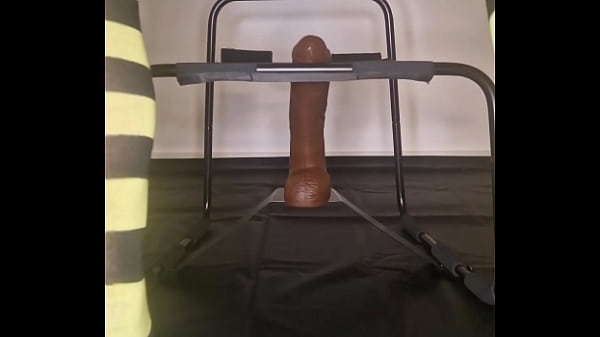 O meu espólio monta um vibrador na cadeira de sexo com um grande vibrador preto no cu
