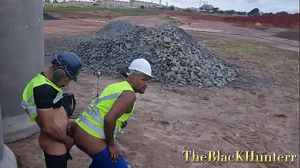 Os funcionários da obra fudendo no meio das tubulações