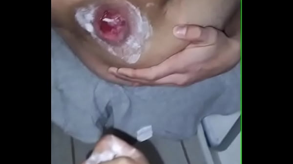 Putita blanca con puño en el ano