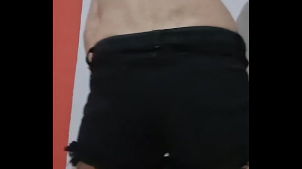 Safada rebolando e tirando shortinho