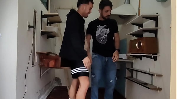 Se le notaba demasiado la verga con esos pantalones deportivos