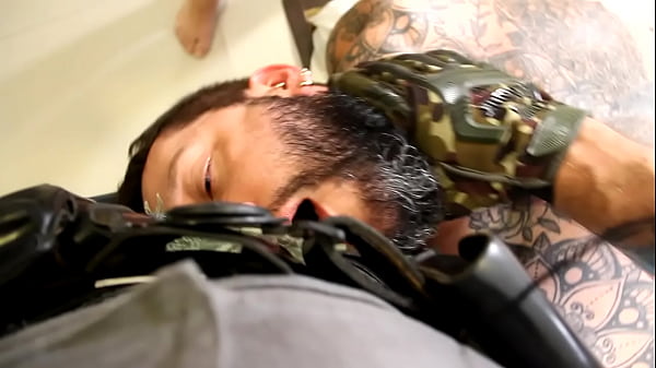 SEGURANÇA GANHANDO UM BOQUETE