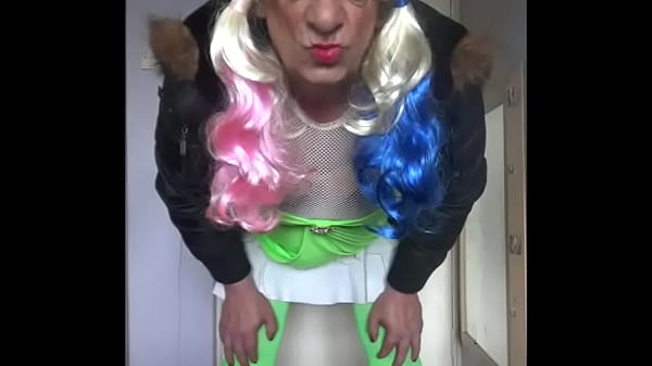 sissy crossdresser wanting to swallow pee