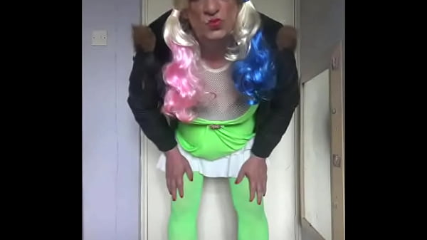 sissy crossdresser wanting to swallow pee