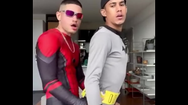 Tem dias que os heróis só querem se pegar e gozar.