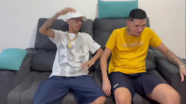 viado de calcinha dando pra dois primos dotados