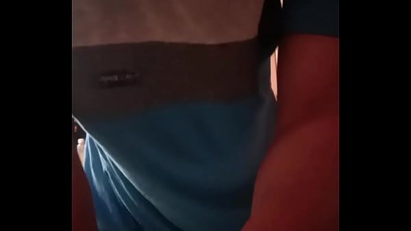 Chico juega con su culo