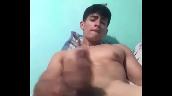 Chico se pajea solo en casa