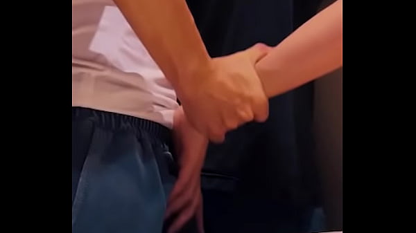 Compa hetero me folla en el baño despechado luego de que llegamos del bar por unos tragos