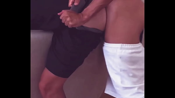 Compañero d departamento me folla en la sala luego de unos tragos y hablar de putas