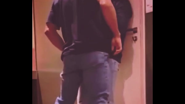 Compañero de piso hetero latino me folla por primera vez