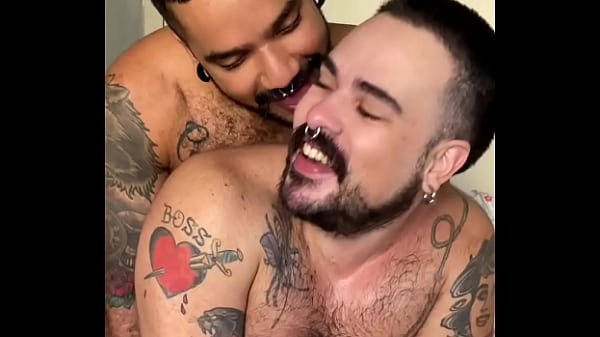 Dois ursões tatuados fodendo