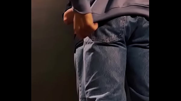 El hetero curioso de la universidad me folla en los baños públicos de la Uni