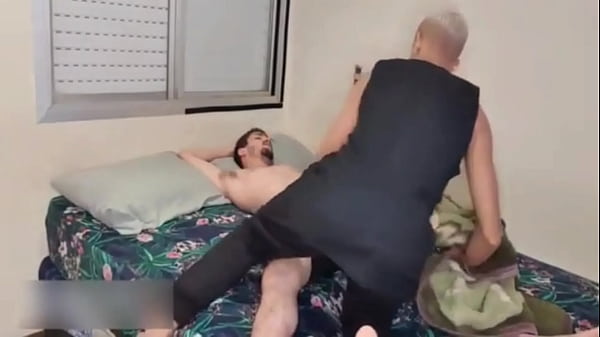 Erick Diaz dormiu lá em casa. Não podia perder a chance de sentar nele. – Free