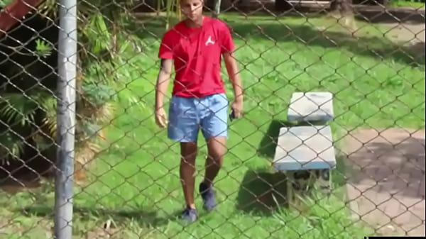 Fudendo com um desconhecido da praça. – Prévia