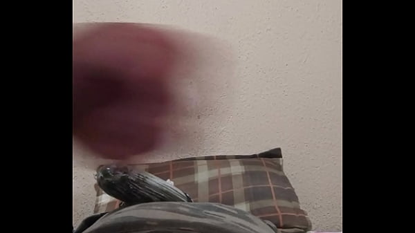 Gosando com pepino no cuzinho