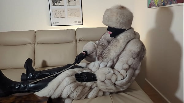 Hermelin – In fur coat and hat spanking