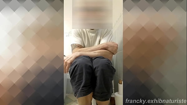 je Pisse et me Branle sur les chiottes,