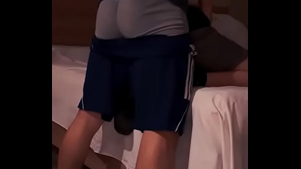 Mi cuñado prueba mi culo gay por primera vez luego de unas copas en el bar