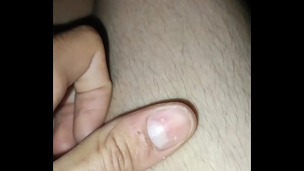 MOSTRANDO O QUE A TESÃO E FALTA DE ROLA NO CU FAZ