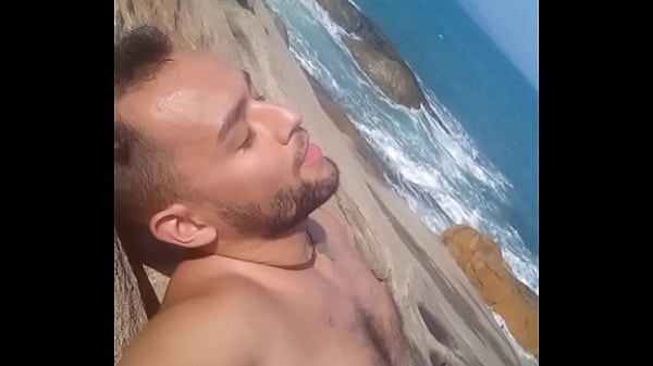 Na praia de nudismo com vontade de foder
