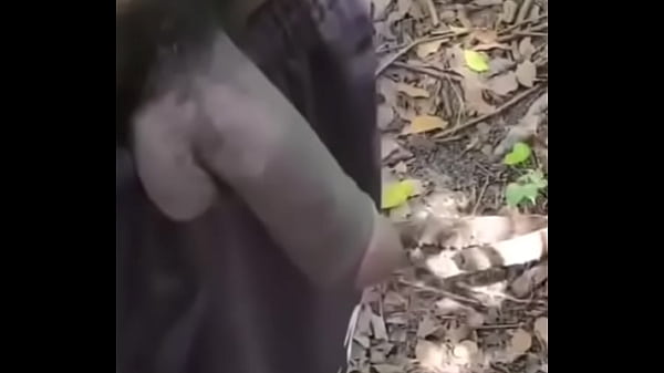 Negão que tomava conta de carro na rua me fudeu gostoso no meu mato, meteu a pica preta sem dó