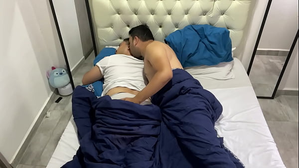 Padrastro caliente se folla hijastro y deja su culo lleno de leche caliente