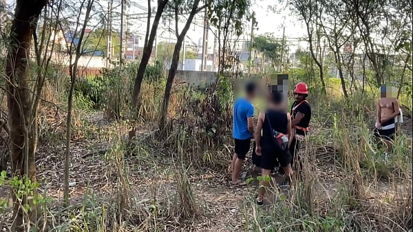 SEGURANÇA PARTICIPOU DA FUDEÇÃO NO MATO . METEU NO PÊLO E FUDEU GOSTOSO NESSA SURUBA