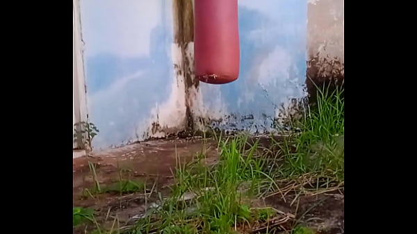 Treinando pelado na academia abandonada INSTAGRAM @andre do hondacivic