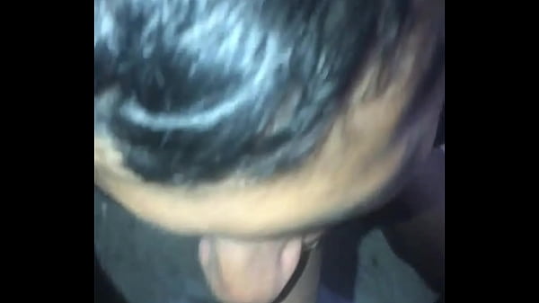 Vi o novinho na rua jogando bola de bermuda sem cueca e a pica balançando, ele reparou e arrastei logo pra casa e dei uma mamada gostosa