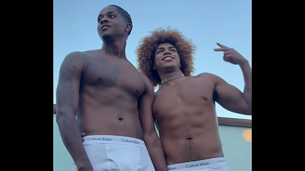 DOIS PRETOS DOTADOS FUDENDO NA PISCINA DO HOTEL
