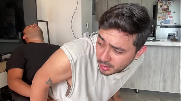 Follando con mi padrastro a escondidas de mi mamá en la terraza de la casa con vista a la ciudad