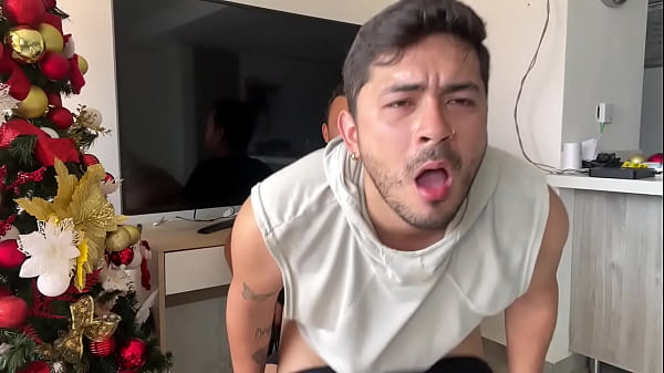 Hijastro caliente recibe verga de padrastro en el balcón